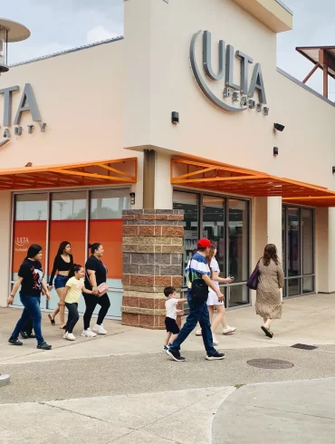 Fachada de la nueva tienda Ulta Beauty en el Valle en RGV Premium Outlets