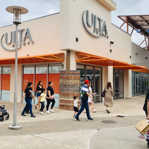 Fachada de la nueva tienda Ulta Beauty en el Valle en RGV Premium Outlets